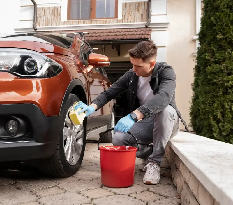 Lavage auto à domicile Saint-Gondon : professionnel intervenant sur un véhicule